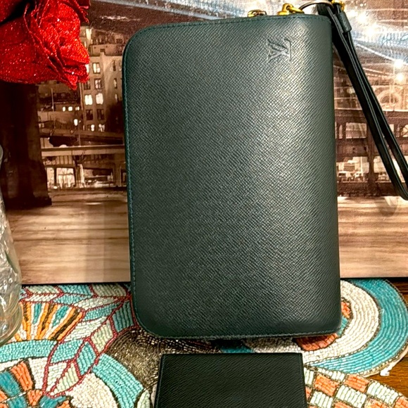 Louis Vuitton briefcase Taiga Green edition Is coming with the personal wallet. - Picture 6 of 10